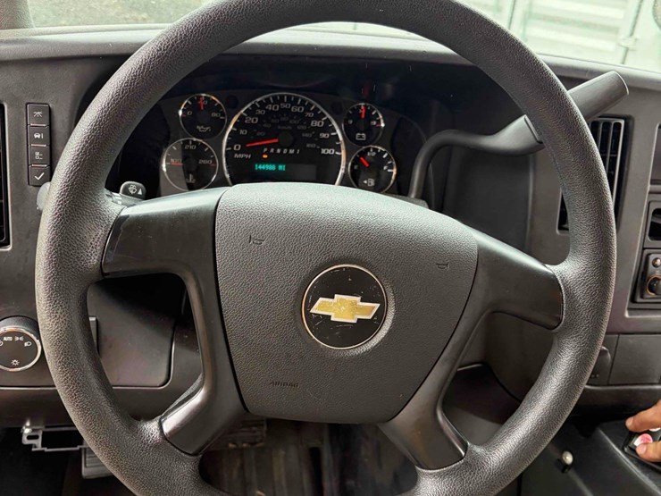 2012-chevrolet-12-passenger-bus-image-12