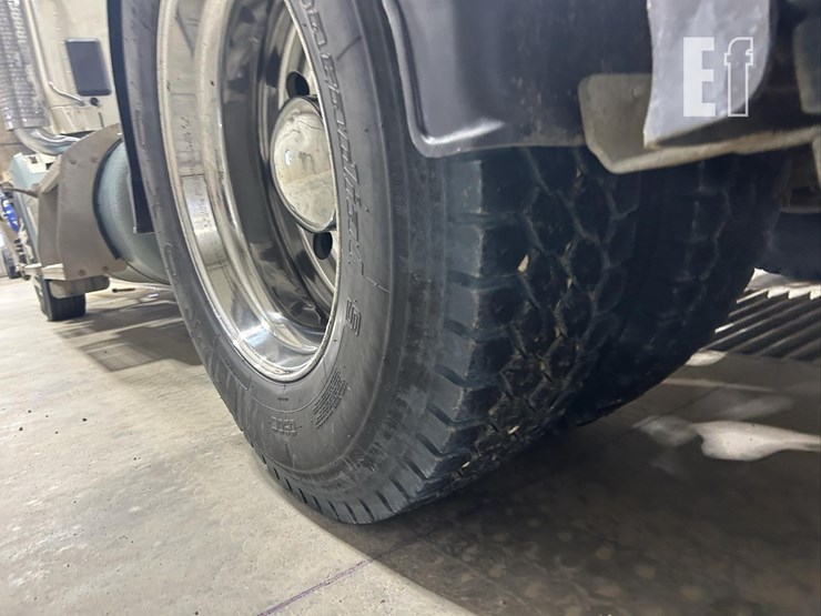 2016-peterbilt-579-image-40