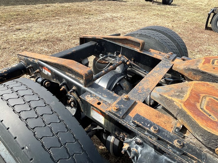 #134-•-2001-freightliner-century-class-sleeper-cab-semi-tractor-(has-wi-title)-(non-runner)-image-35