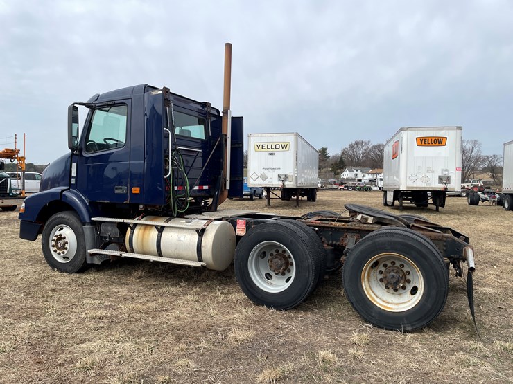 #117-•-2009-volvo-day-cab-semi-tractor-(has-wi-title)-image-7