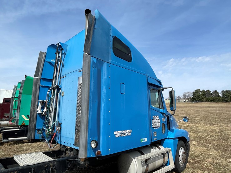 #134-•-2001-freightliner-century-class-sleeper-cab-semi-tractor-(has-wi-title)-(non-runner)-image-48