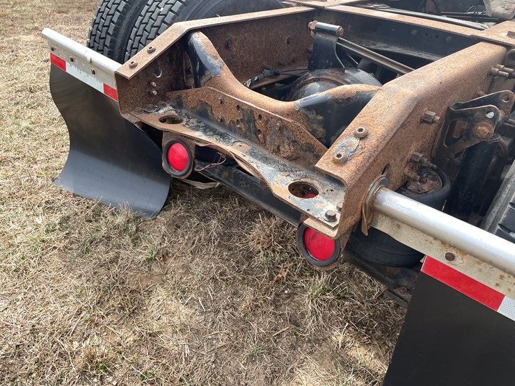 #121-•-2009-volvo-day-cab-semi-tractor-(has-wi-title)-image-41