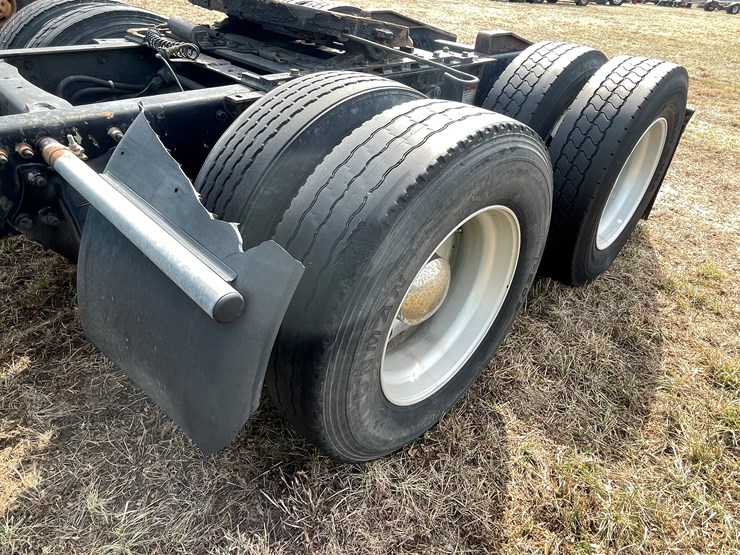 #134-•-2001-freightliner-century-class-sleeper-cab-semi-tractor-(has-wi-title)-(non-runner)-image-22