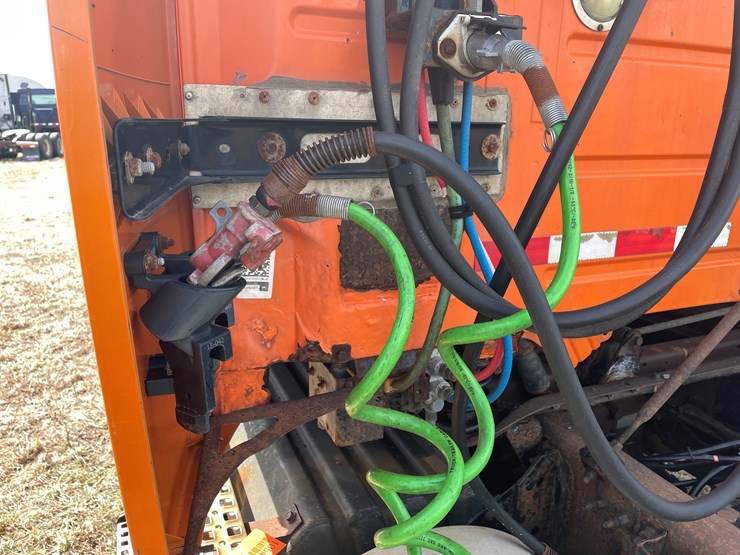 #123-•-2006-volvo-day-cab-semi-tractor-(has-wi-title)-image-56