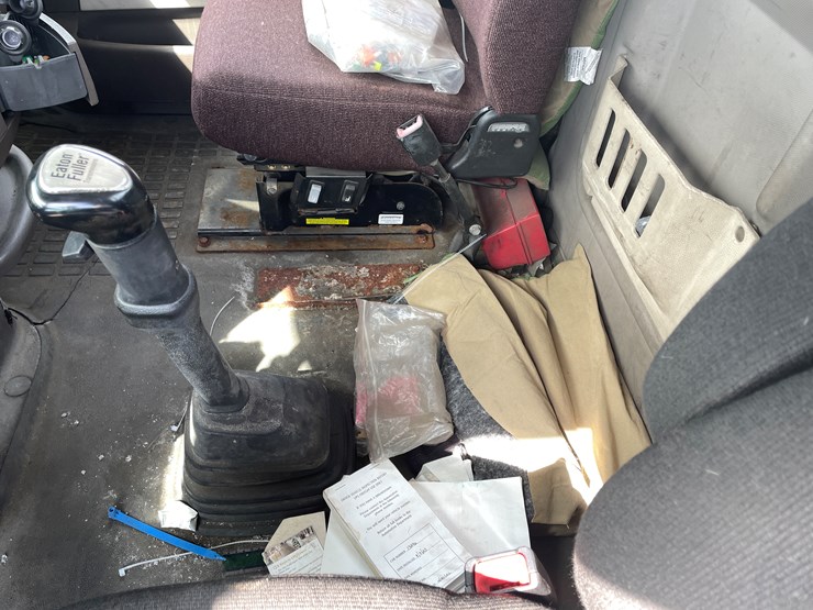 #115-•-2013-volvo-single-axle-day-cab-semi-tractor-(has-wi-title)-image-67