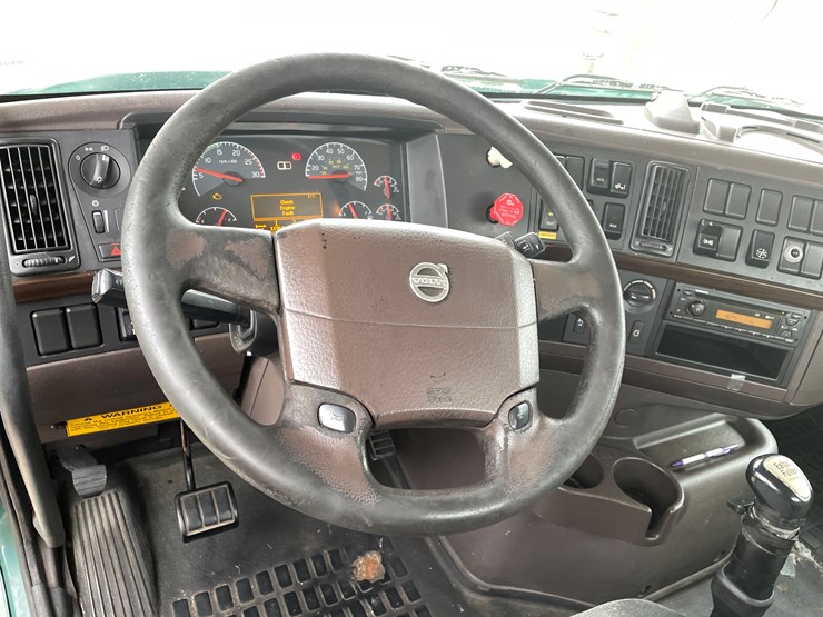 #110-•-2014-volvo-car-hauler-semi-and-trailer-(has-wi-title)-image-97