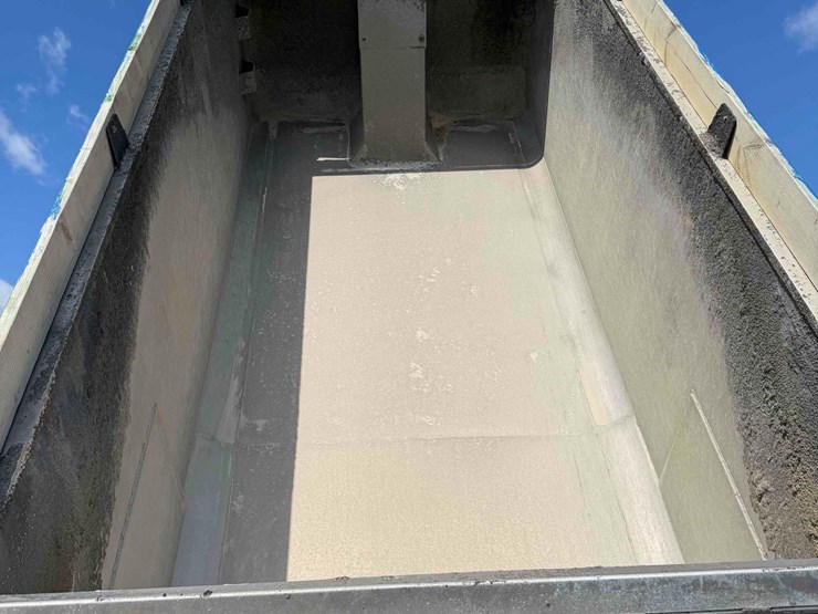 2009-mack-gu713-tri-axle-dump-image-27