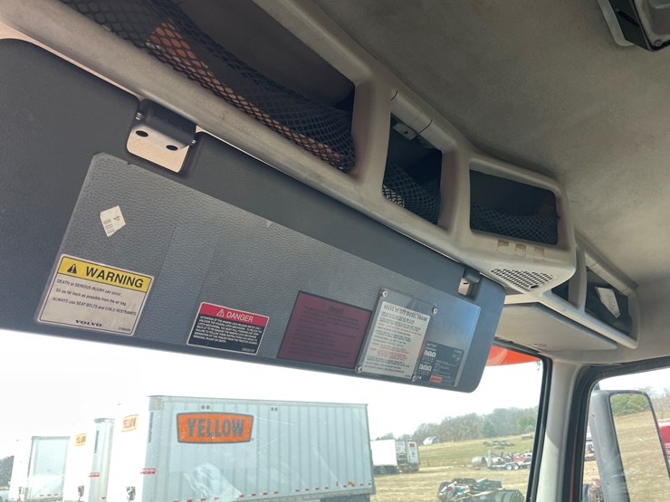 #123-•-2006-volvo-day-cab-semi-tractor-(has-wi-title)-image-85