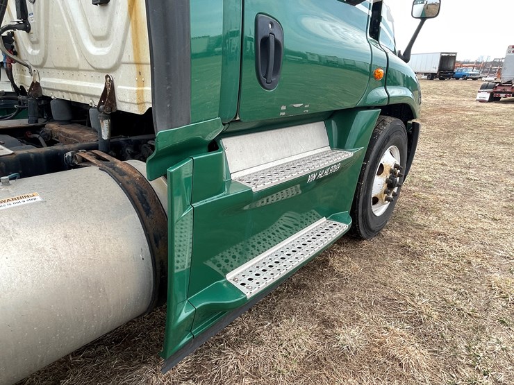 #113-•-2017-freightliner-single-axle-day-cab-semi-tractor-(has-wi-title)-image-35