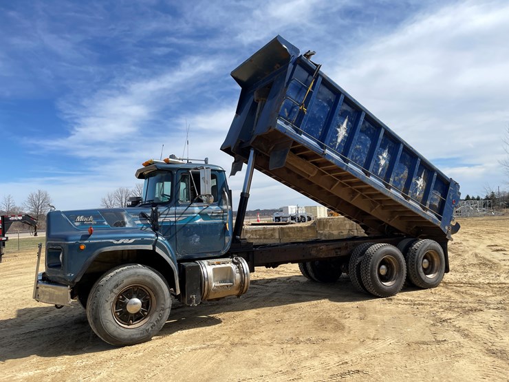 #401-•-1991-mac-rb688s-dump-truck-(has-mn-title)-image-71