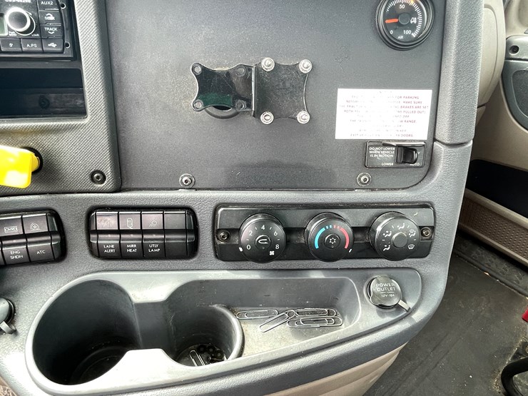 #113-•-2017-freightliner-single-axle-day-cab-semi-tractor-(has-wi-title)-image-64