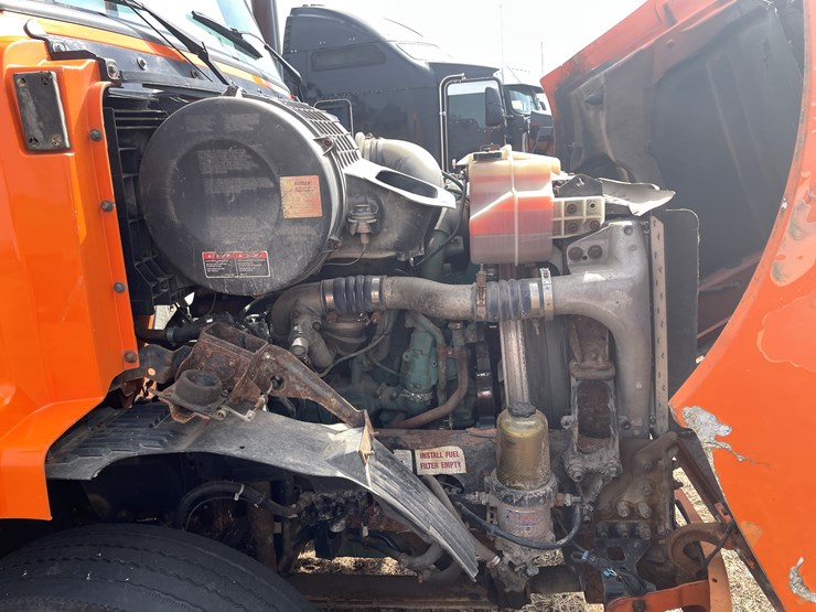 #121-•-2009-volvo-day-cab-semi-tractor-(has-wi-title)-image-66