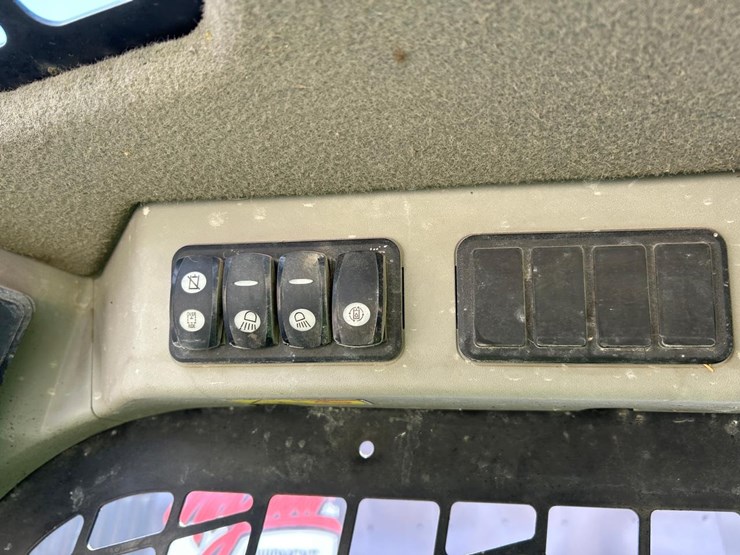 2015-caterpillar-259d-image-22