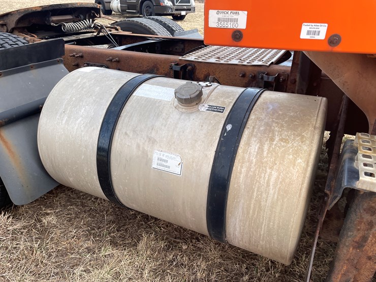 #122-•-2009-volvo-day-cab-semi-tractor-(has-wi-title)-image-18