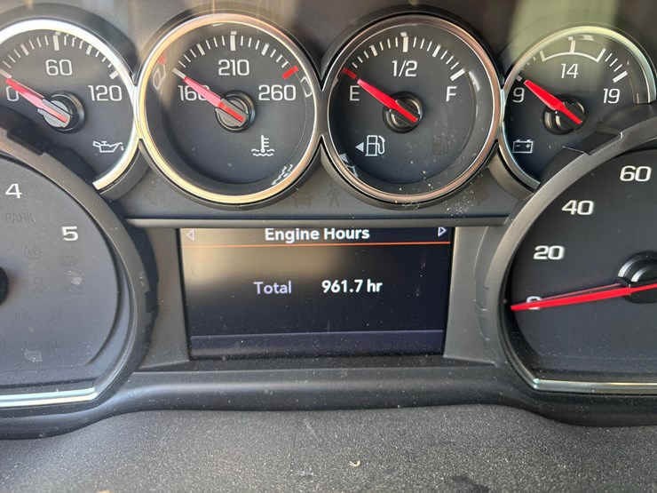 2023-chevrolet-z71-pickup-image-13