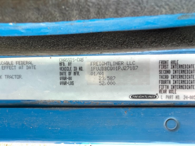 #134-•-2001-freightliner-century-class-sleeper-cab-semi-tractor-(has-wi-title)-(non-runner)-image-84