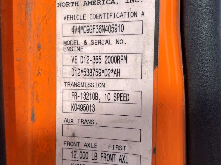 #123-•-2006-volvo-day-cab-semi-tractor-(has-wi-title)-image-97