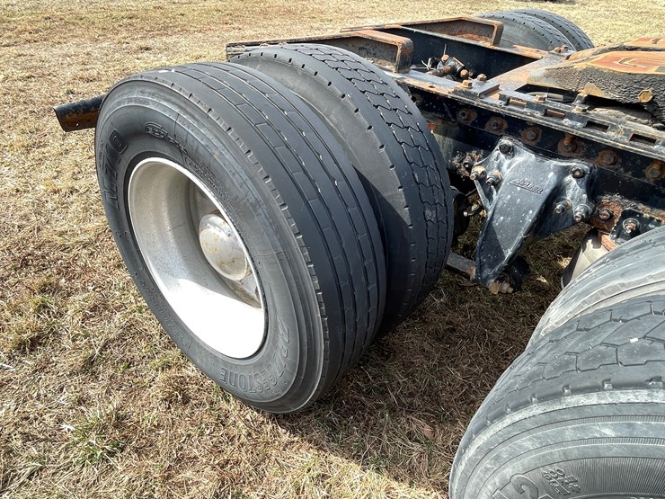 #134-•-2001-freightliner-century-class-sleeper-cab-semi-tractor-(has-wi-title)-(non-runner)-image-36