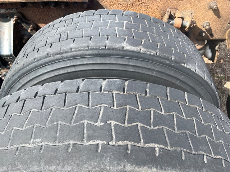 #123-•-2006-volvo-day-cab-semi-tractor-(has-wi-title)-image-48