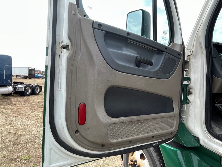 #113-•-2017-freightliner-single-axle-day-cab-semi-tractor-(has-wi-title)-image-53