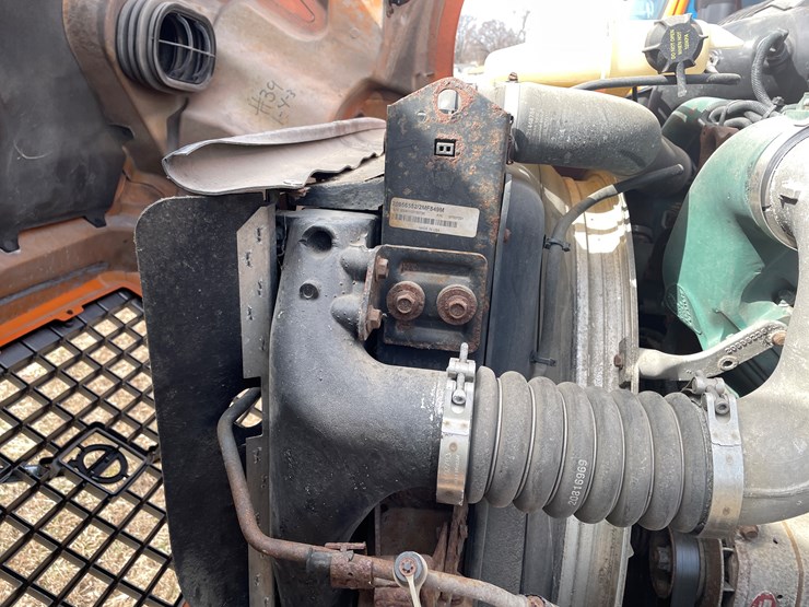 #122-•-2009-volvo-day-cab-semi-tractor-(has-wi-title)-image-61