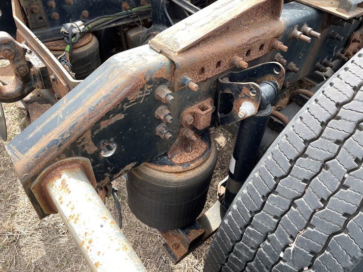 #117-•-2009-volvo-day-cab-semi-tractor-(has-wi-title)-image-39