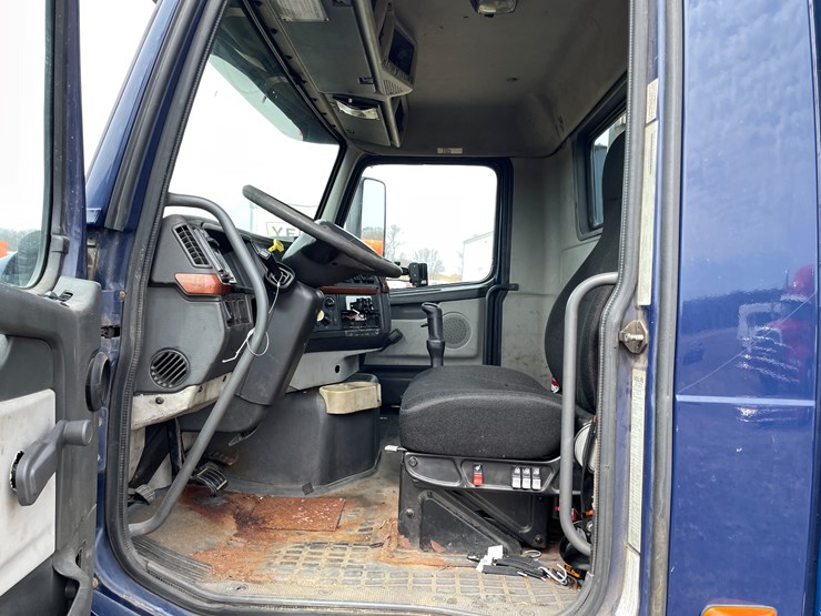 #117-•-2009-volvo-day-cab-semi-tractor-(has-wi-title)-image-66