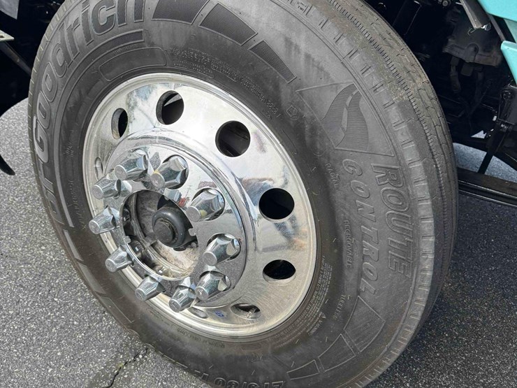 2023-peterbilt-579-image-15