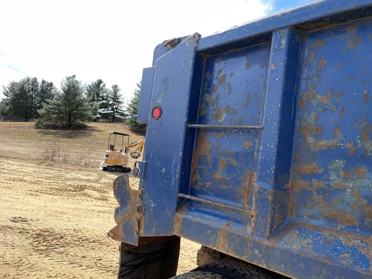 #401-•-1991-mac-rb688s-dump-truck-(has-mn-title)-image-25