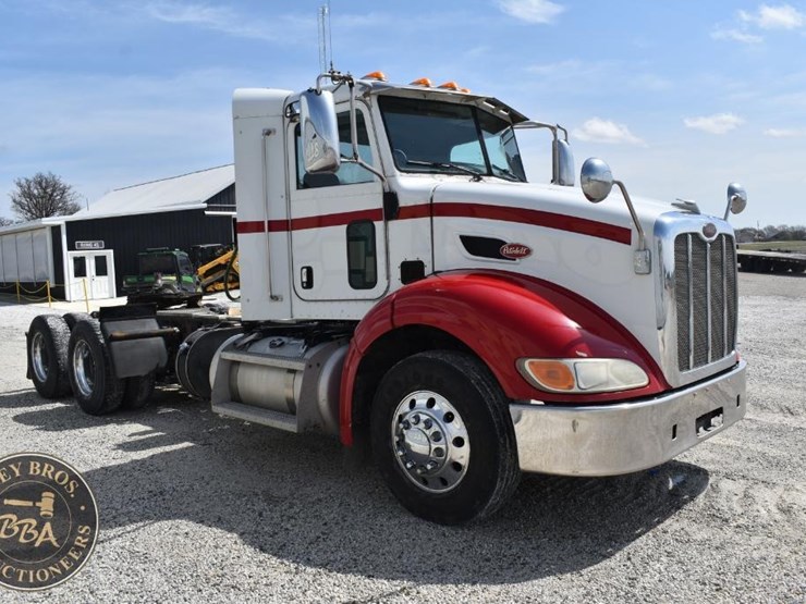 2012-peterbilt-384-image-15