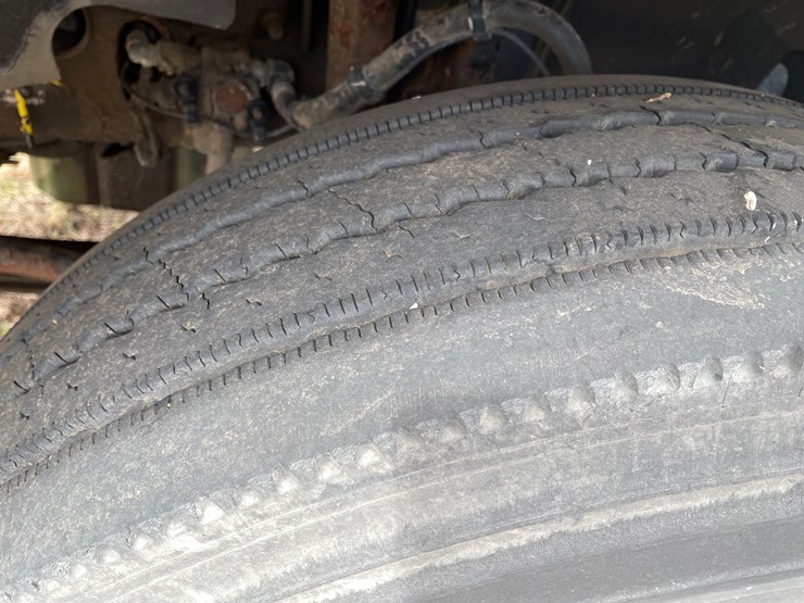 #121-•-2009-volvo-day-cab-semi-tractor-(has-wi-title)-image-10