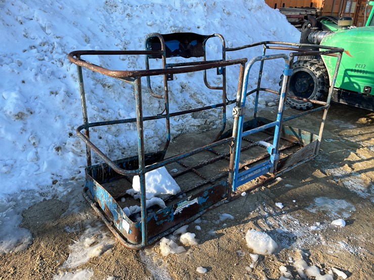 #3943-•-used-man-lift-basket-image-3