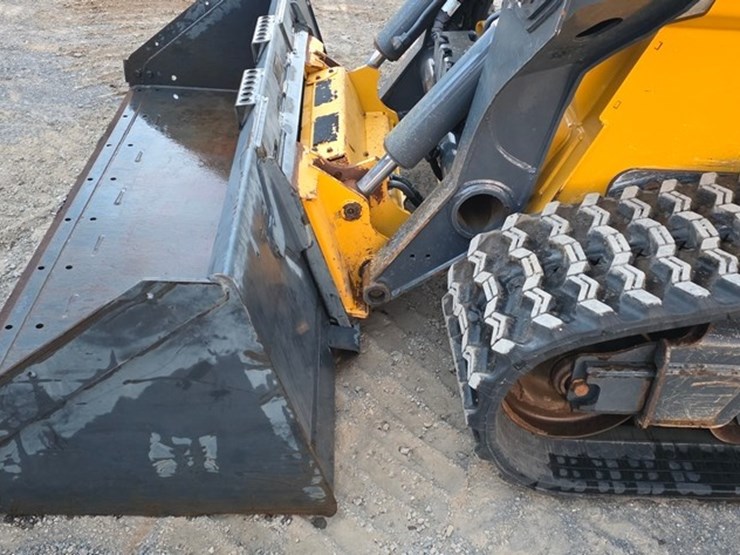 2023-deere-331g-image-31