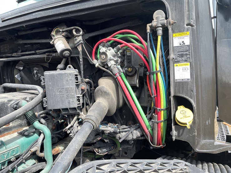 #115-•-2013-volvo-single-axle-day-cab-semi-tractor-(has-wi-title)-image-51