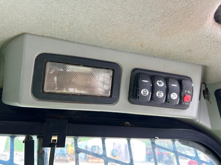 2017-caterpillar-259d-image-27