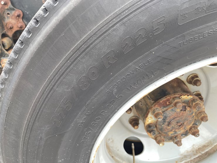 #117-•-2009-volvo-day-cab-semi-tractor-(has-wi-title)-image-33