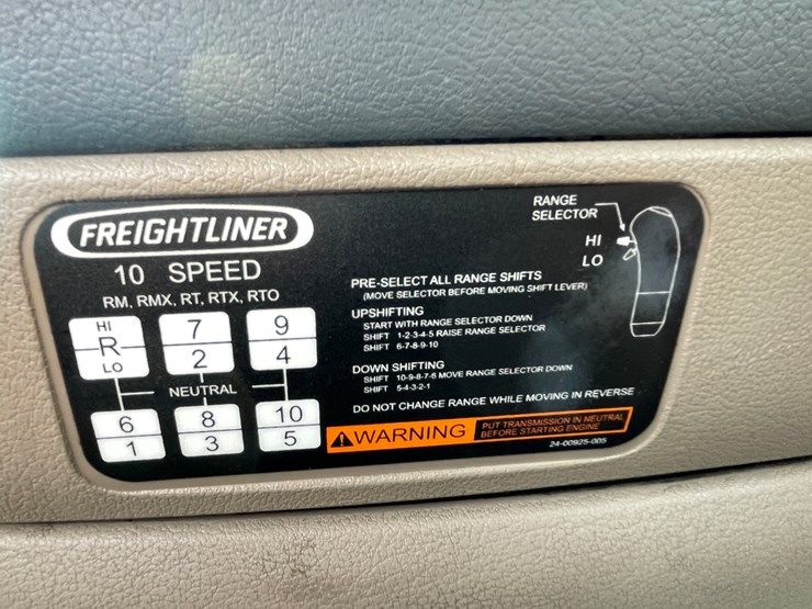 #113-•-2017-freightliner-single-axle-day-cab-semi-tractor-(has-wi-title)-image-63