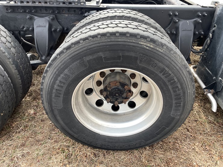 #104-•-2016-freightliner-cascade-evolution-sleeper-cab-semi-tractor-(has-wi-title)-image-19