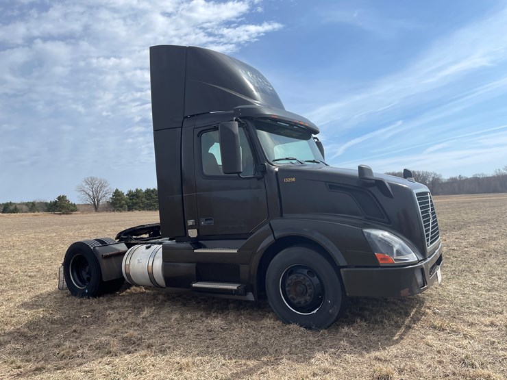 #115-•-2013-volvo-single-axle-day-cab-semi-tractor-(has-wi-title)-image-3