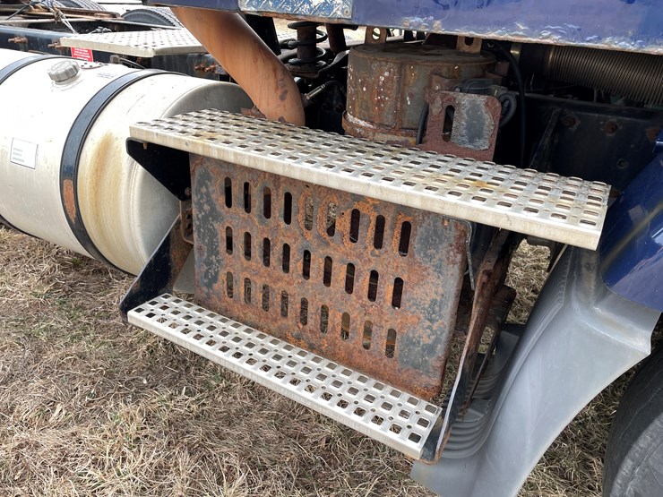 #117-•-2009-volvo-day-cab-semi-tractor-(has-wi-title)-image-18