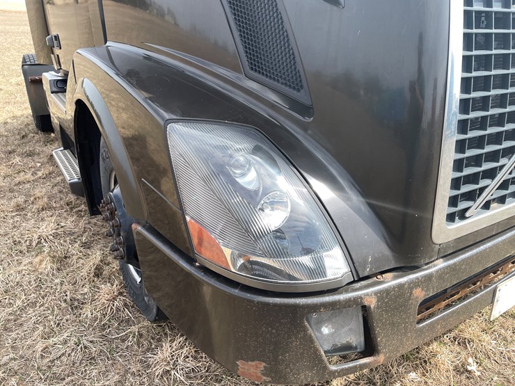 #115-•-2013-volvo-single-axle-day-cab-semi-tractor-(has-wi-title)-image-15