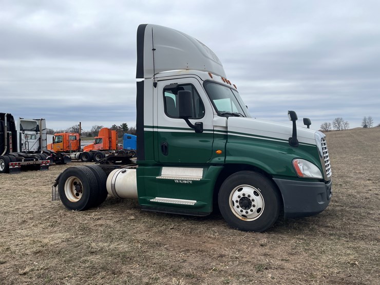 #114-•-2017-freightliner-single-axle-day-cab-semi-tractor-(has-wi-title)-image-3