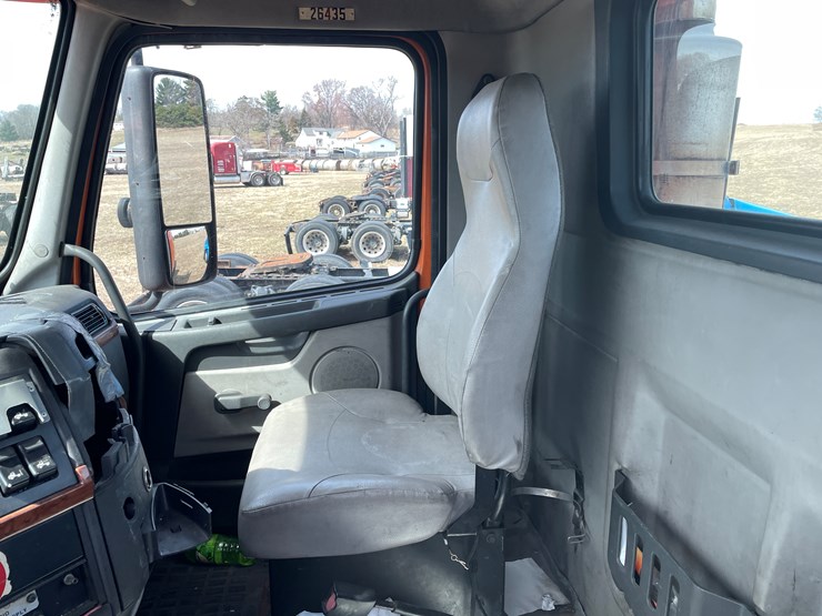 #123-•-2006-volvo-day-cab-semi-tractor-(has-wi-title)-image-82