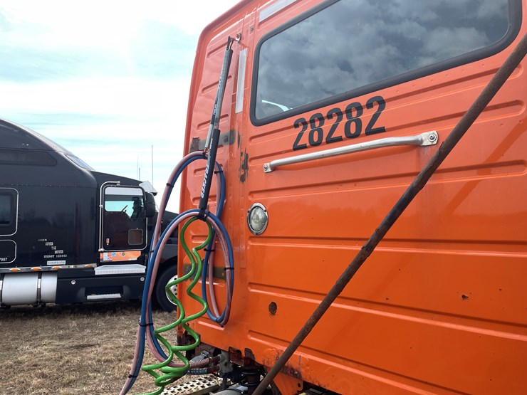 #121-•-2009-volvo-day-cab-semi-tractor-(has-wi-title)-image-28