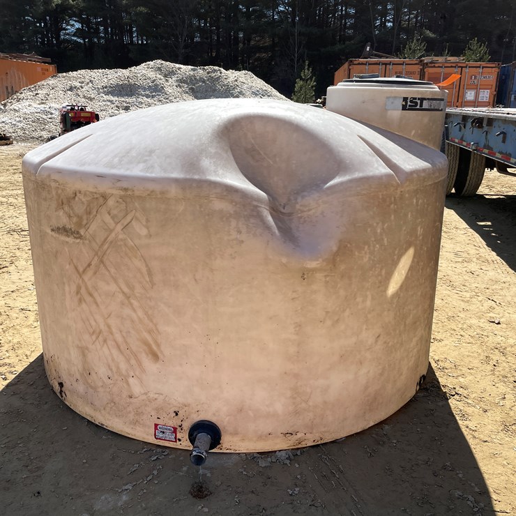 #3963 • 1,300-Gallon Water Tank