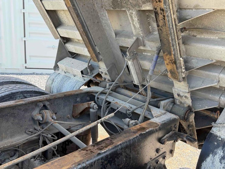 2009-mack-gu713-tri-axle-dump-image-23