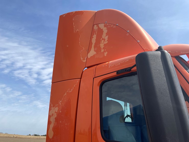 #123-•-2006-volvo-day-cab-semi-tractor-(has-wi-title)-image-20