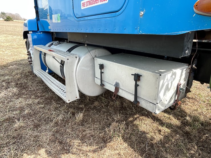 #134-•-2001-freightliner-century-class-sleeper-cab-semi-tractor-(has-wi-title)-(non-runner)-image-16