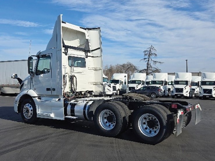 2020-volvo-vnr300-image-2