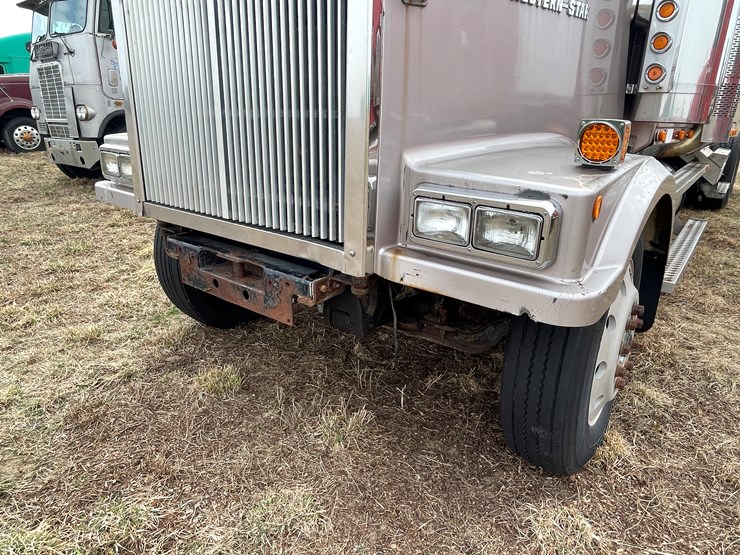 #128-•-2003-western-star-sleeper-cab-semi-tractor-(has-wi-title)-(non-runner)-image-10